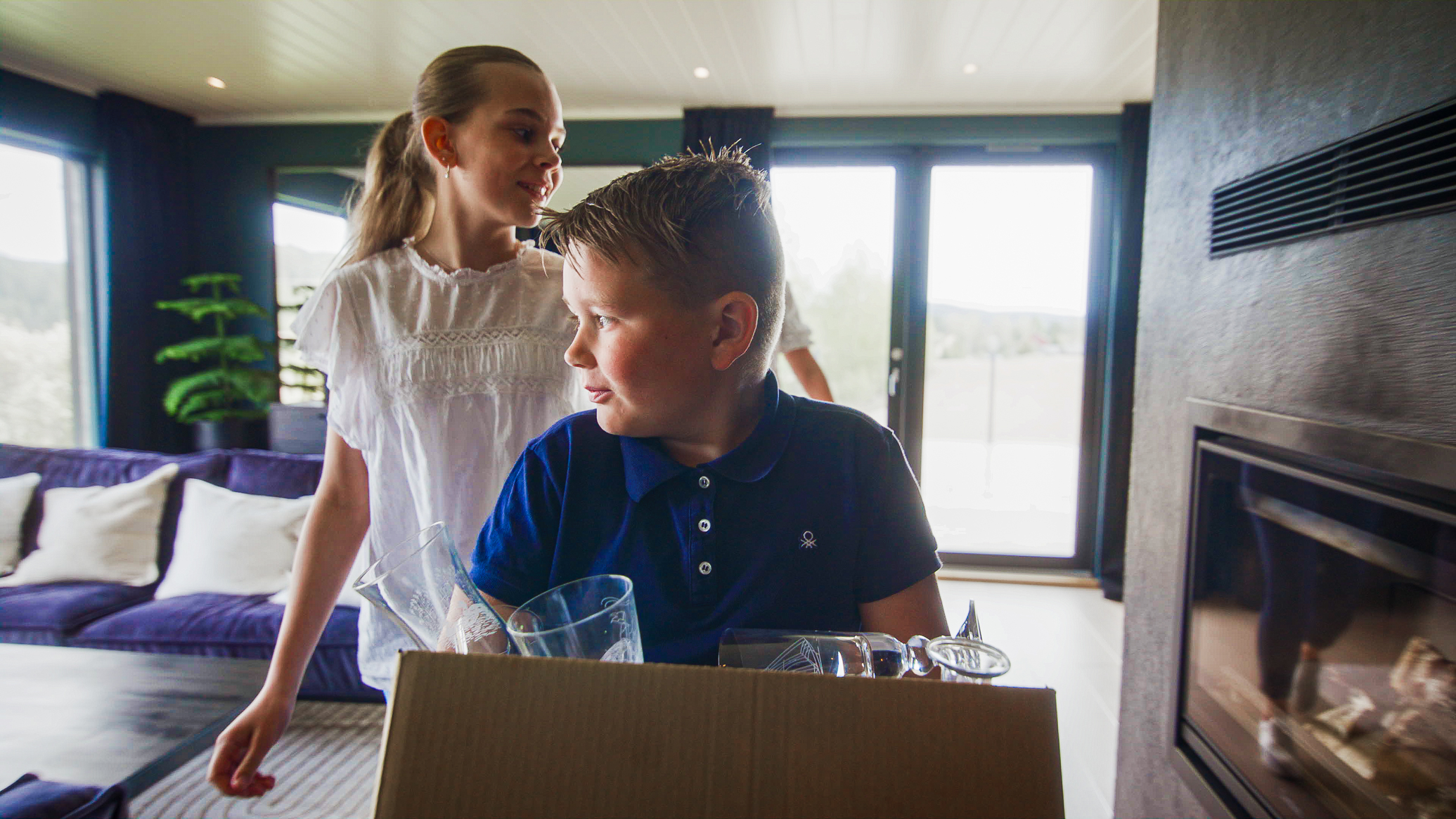 Finner frem krystall som skal leveres på panteuker for EvigGlass hos Magnor Glassverk